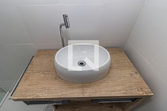 Banheiro de apartamento à venda com 3 quartos, 80m² em Partenon, Porto Alegre