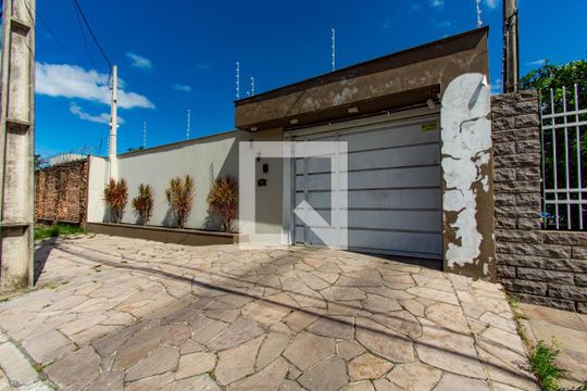 Fachada de casa à venda com 4 quartos, 300m² em Rio Branco, Canoas