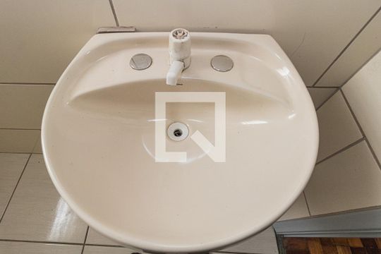 Banheiro de apartamento à venda com 2 quartos, 62m² em Passo D’areia, Porto Alegre