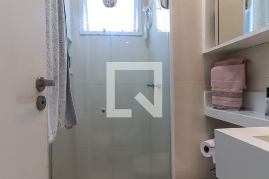 Banheiro de apartamento para alugar com 2 quartos, 49m² em Parque Reboucas, São Paulo