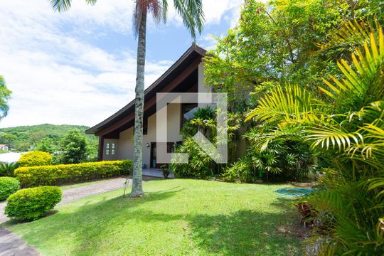Fachada  de casa à venda com 6 quartos, 565m² em Cavalhada, Porto Alegre