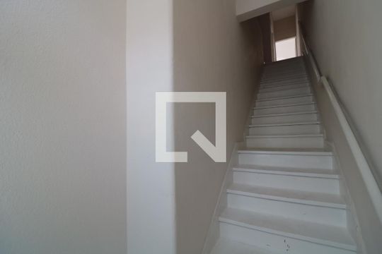 Escada de acesso de casa para alugar com 2 quartos, 70m² em Quarta Parada, São Paulo