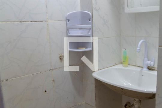 Banheiro de kitnet/studio para alugar com 1 quarto, 20m² em São Gonçalo, Salvador
