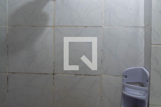 Banheiro de kitnet/studio para alugar com 1 quarto, 20m² em São Gonçalo, Salvador