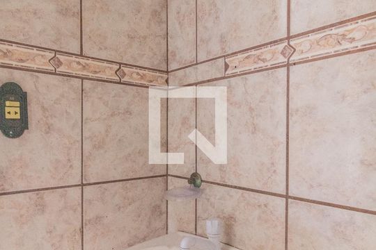 Banheiro de casa de condomínio para alugar com 2 quartos, 65m² em Santo Antônio, Porto Alegre