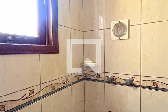 Banheiro da Suíte de casa à venda com 3 quartos, 165m² em Espírito Santo, Porto Alegre
