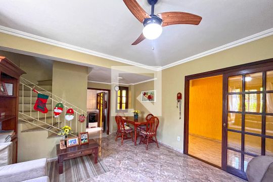 Sala de casa à venda com 3 quartos, 165m² em Espírito Santo, Porto Alegre