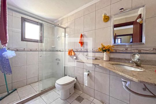 Banheiro da Suíte de casa à venda com 3 quartos, 165m² em Espírito Santo, Porto Alegre