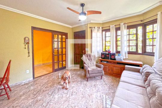 Sala de casa à venda com 3 quartos, 165m² em Espírito Santo, Porto Alegre