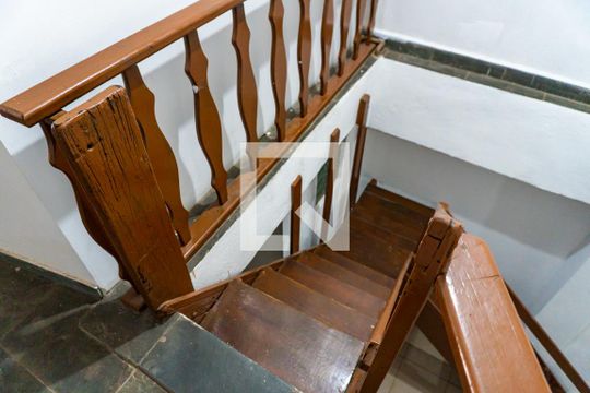 Escada de apartamento para alugar com 1 quarto, 26m² em Vila Guarani (z Sul), São Paulo