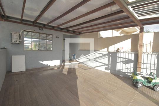 Garagem de casa à venda com 2 quartos, 65m² em Harmonia, Canoas