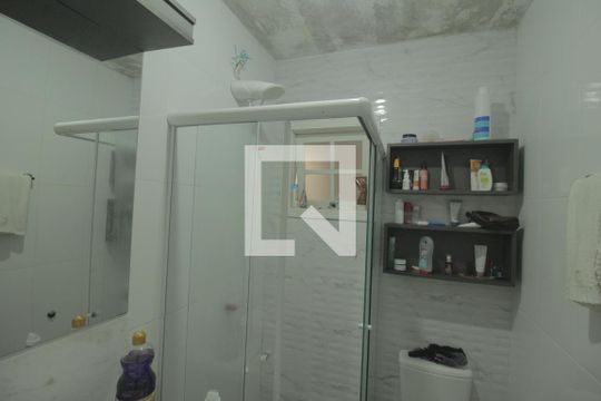 Banheiro de casa à venda com 2 quartos, 65m² em Harmonia, Canoas
