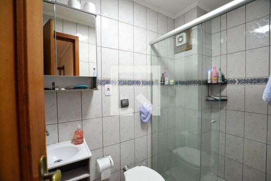 Banheiro de apartamento à venda com 3 quartos, 80m² em Cristal, Porto Alegre