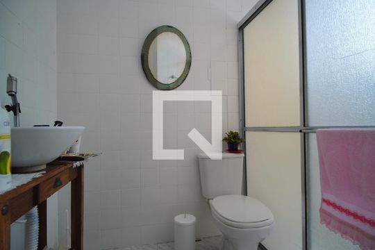 Banheiro de apartamento à venda com 2 quartos, 65m² em Independência, Porto Alegre