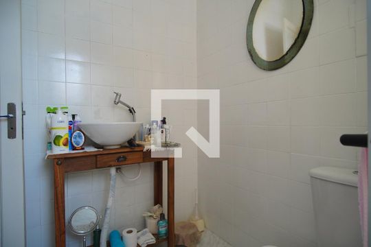 Banheiro de apartamento à venda com 2 quartos, 65m² em Independência, Porto Alegre