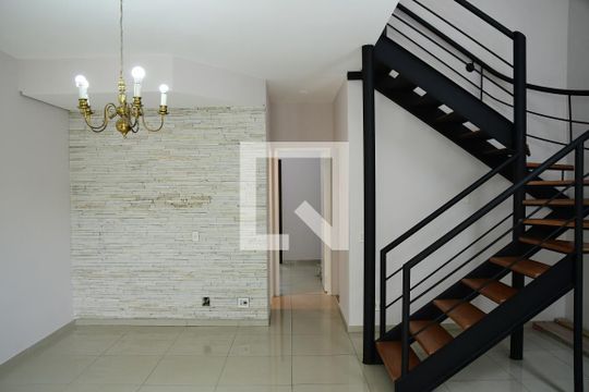 Sala de casa de condomínio para alugar com 2 quartos, 107m² em Granja Viana, Cotia