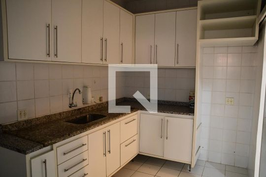 Cozinha de casa de condomínio para alugar com 2 quartos, 107m² em Granja Viana, Cotia