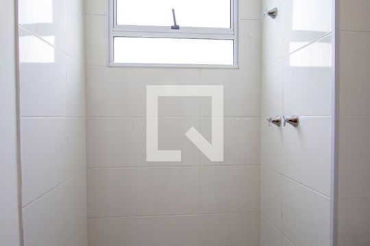 Banheiro de apartamento para alugar com 2 quartos, 42m² em Vila Lage, São Gonçalo