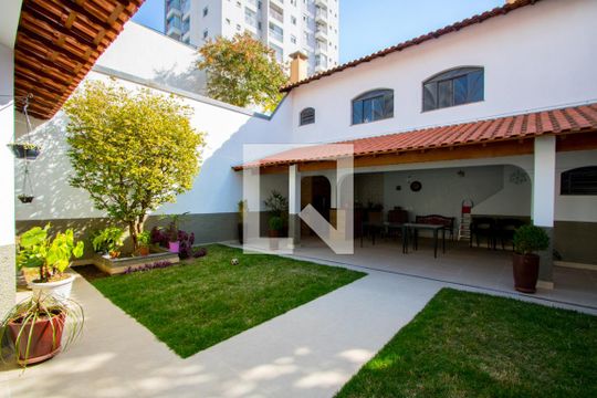 Quintal de casa à venda com 4 quartos, 400m² em Vila Bastos, Santo André