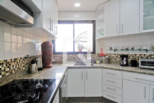 Cozinha de apartamento para alugar com 3 quartos, 287m² em Parque Sao Domingos, São Paulo