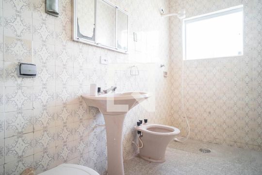 Banheiro de casa para alugar com 1 quarto, 45m² em Vila Santa Teresa (zona Leste), São Paulo