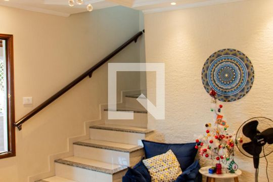 Sala de casa de condomínio para alugar com 3 quartos, 129m² em Piqueri, São Paulo