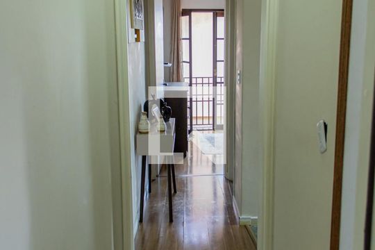 Corredor de casa de condomínio para alugar com 3 quartos, 129m² em Piqueri, São Paulo