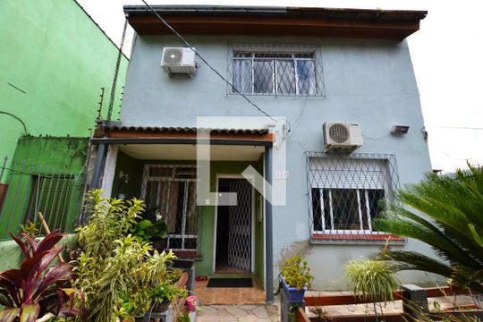 Fachada de casa à venda com 5 quartos, 200m² em Vila Joao Pessoa, Porto Alegre