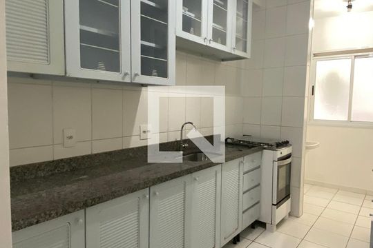 Cozinha de apartamento para alugar com 2 quartos, 72m² em Jardim Tupanci, Barueri