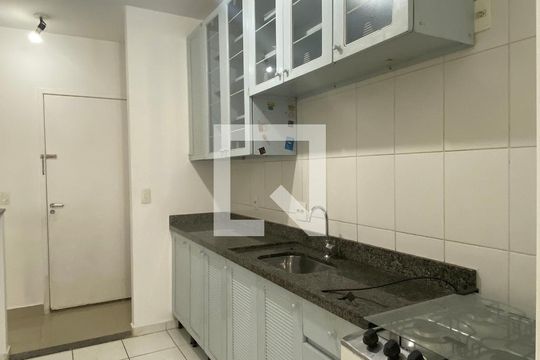 Cozinha de apartamento para alugar com 2 quartos, 72m² em Jardim Tupanci, Barueri