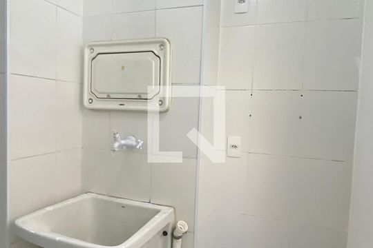 Área de Serviço de apartamento para alugar com 2 quartos, 72m² em Jardim Tupanci, Barueri