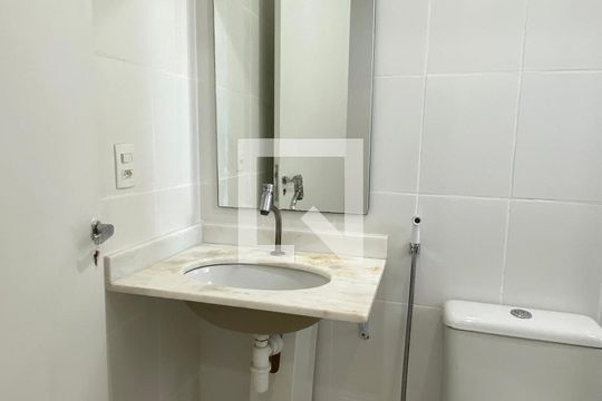 Banheiro da Suíte 1 de apartamento para alugar com 2 quartos, 72m² em Jardim Tupanci, Barueri