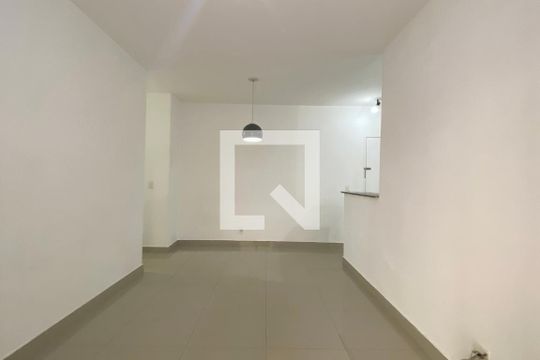 Sala de apartamento para alugar com 2 quartos, 72m² em Jardim Tupanci, Barueri