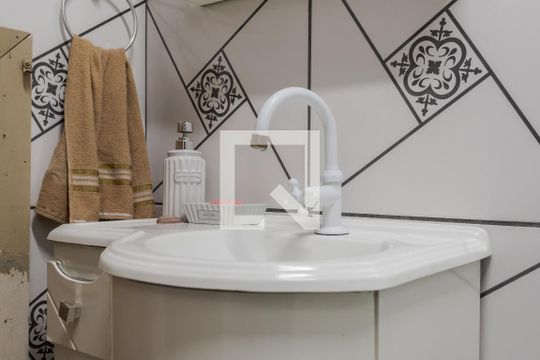 Banheiro de apartamento à venda com 3 quartos, 66m² em Jardim Sabará, Porto Alegre