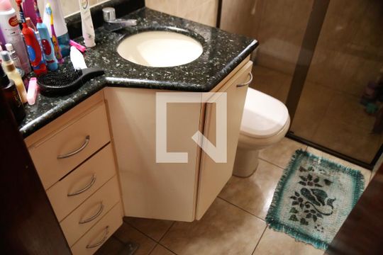 Banheiro de casa para alugar com 2 quartos, 75m² em Vila Tupi, Praia Grande