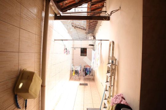 Area de serviço de casa para alugar com 2 quartos, 75m² em Vila Tupi, Praia Grande