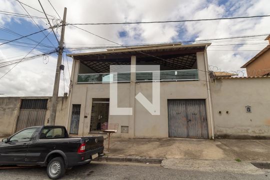 Fachada de casa à venda com 6 quartos, 210m² em Goiânia, Belo Horizonte