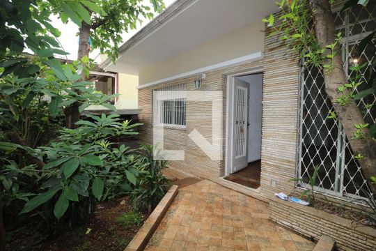 Entrada  de casa para alugar com 4 quartos, 160m² em Perdizes, São Paulo