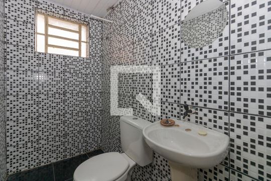 Banheiro de apartamento à venda com 2 quartos, 46m² em Rubem Berta, Porto Alegre