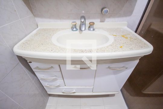 Banheiro de casa para alugar com 2 quartos, 100m² em Vila Yara, Osasco