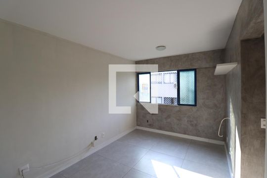 Sala de apartamento para alugar com 2 quartos, 50m² em Colubande, São Gonçalo