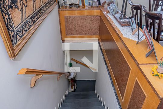 Escada de casa para alugar com 4 quartos, 600m² em Vila Zulmira, São Paulo
