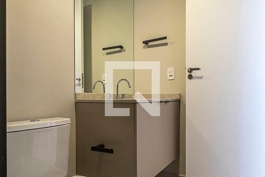 Banheiro de apartamento para alugar com 1 quarto, 28m² em Pinheiros, São Paulo