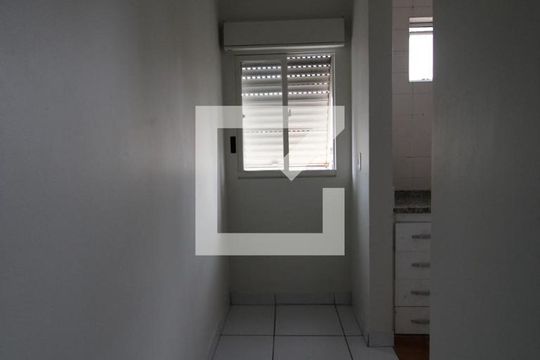 Corredor de kitnet/studio para alugar com 1 quarto, 45m² em Centro, Campinas