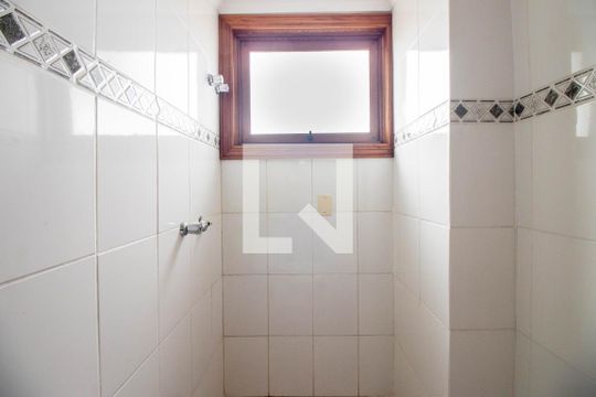 Banheiro da Suíte 1 de apartamento para alugar com 3 quartos, 240m² em São João, Porto Alegre
