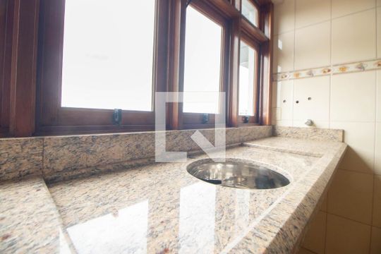 Cozinha de apartamento para alugar com 3 quartos, 240m² em São João, Porto Alegre