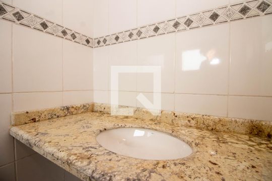 Banheiro da Suíte 2 de apartamento para alugar com 3 quartos, 240m² em São João, Porto Alegre