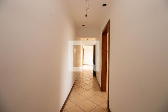 Corredor de apartamento para alugar com 3 quartos, 240m² em São João, Porto Alegre
