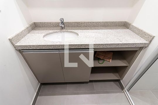 Banheiro de kitnet/studio à venda com 1 quarto, 25m² em Indianópolis, São Paulo