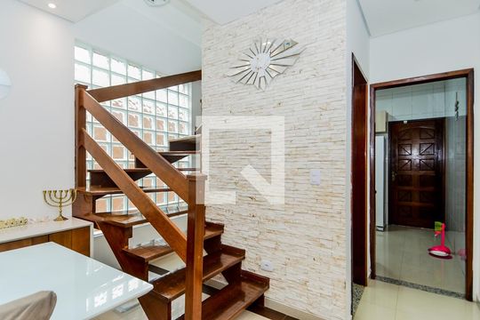 Escada Sala/Quartos de casa à venda com 3 quartos, 200m² em Vila Planalto, Guarulhos